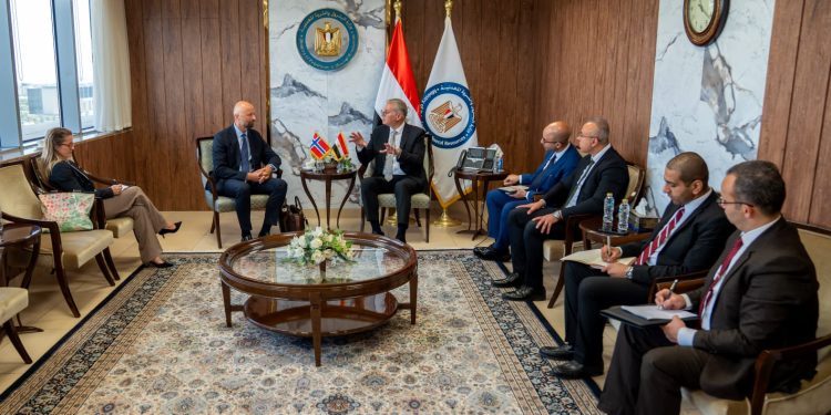 وزير البترول يبحث مع السفير النرويجي التعاون بمجالات الطاقة الخضراء وخفض الانبعاثات والبحث عن الغاز