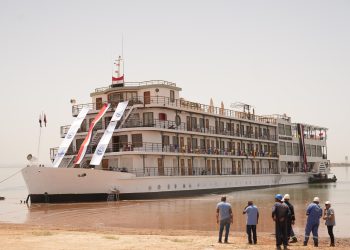 قناة السويس تمتد لقلب الجنوب.. الشركة البورسعيدية تنهي أعمال صيانة وإنزال الفندق العائم “قصر إبريم”