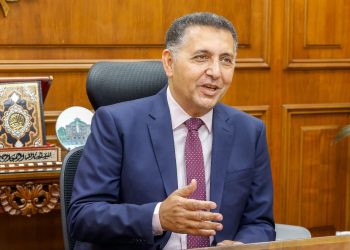محافظ القليوبية يقرر استبعاد رئيس حي شرق شبرا الخيمة ورئيس مدينة الخصوص لبطء الأداء غير المبرر ويكلف قيادات جديدة