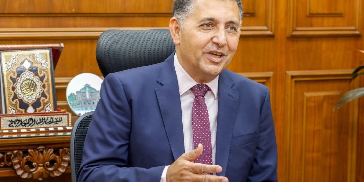 محافظ القليوبية يقرر استبعاد رئيس حي شرق شبرا الخيمة ورئيس مدينة الخصوص لبطء الأداء غير المبرر ويكلف قيادات جديدة