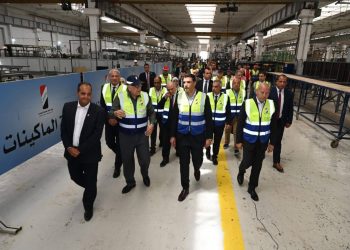  وزير الصناعة يتفقد مصنع شركة النصر للسيارات بحلوان ويشيد بجودة السيارات المصنعة بواحدة من قلاع الصناعة المصرية