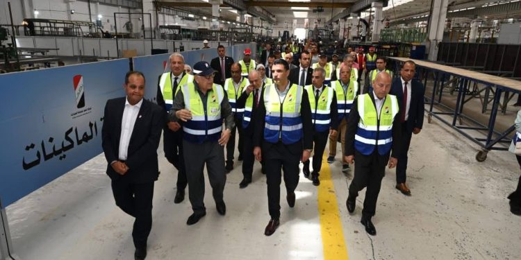  وزير الصناعة يتفقد مصنع شركة النصر للسيارات بحلوان ويشيد بجودة السيارات المصنعة بواحدة من قلاع الصناعة المصرية