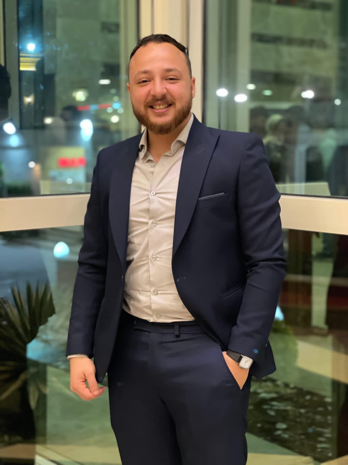 الاستاذ ادهم صادق المدير التنفيذي 