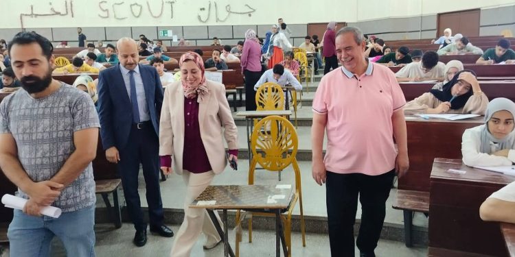 نائب رئيس جامعة بنها للدراسات العليا تتفقد سير الامتحانات بكليتى العلوم والحاسبات والذكاء الاصطناعي