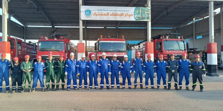 نائب الرئيس التنفيذي للهيئة العامة للبترول مع كوادر القاهرة لتكرير البترول لمتابعة سير العمل خلال العيد