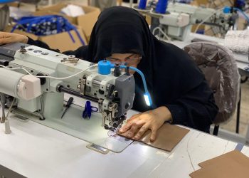 80% من العاملين سيدات.. مصنع لافندر لايف بالمنصورة يحول المعيلات والأرامل ومحاربات السرطان إلي عاملات ماهرات