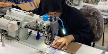 80% من العاملين سيدات.. مصنع لافندر لايف بالمنصورة يحول المعيلات والأرامل ومحاربات السرطان إلي عاملات ماهرات