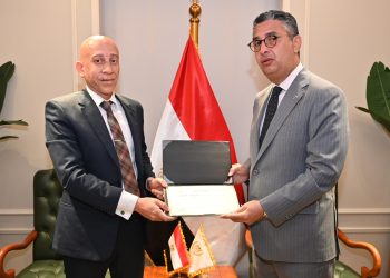 وزير التموين يكرم مفتش تموين بالإسكندرية تقديرًا لجهوده الرقابية المتميزة خلال إجازة عيد الأضحى المبارك