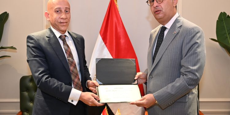وزير التموين يكرم مفتش تموين بالإسكندرية تقديرًا لجهوده الرقابية المتميزة خلال إجازة عيد الأضحى المبارك