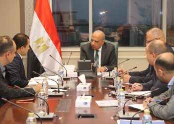 وزير الكهرباء يتابع مع مسئولي “جهاز تحيا مصر” مستجدات تنفيذ مشروعات الطاقة الشمسية وطاقة الرياح