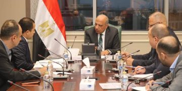 وزير الكهرباء يتابع مع مسئولي “جهاز تحيا مصر” مستجدات تنفيذ مشروعات الطاقة الشمسية وطاقة الرياح