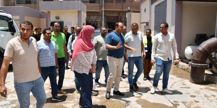 رئيس مياه الشرب بالجيزة يتابع ميدانيًا عددًا من مواقع العمل والخدمات بمركزي الصف وأطفيح