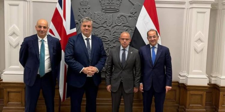 وزير الاستثمار والتجارة الخارجية يستهل اجتماعاته في لندن بلقاء وزير الأعمال البريطاني بحضور وزير المالية والسفير المصري لتعزيز الشراكة الاستثمارية والتجارية
