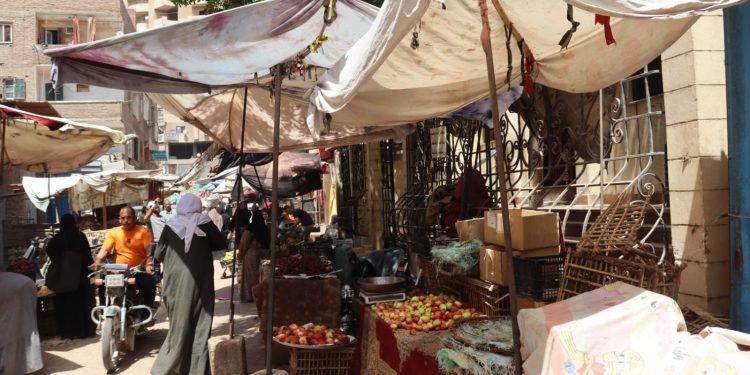 محافظ القليوبية يوجه بإعادة الوجه الحضاري لسوق بهتيم.. صور ترصد الواقع قبل تنفيذ أعمال الإزالة والتطوير