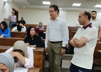رئيس جامعة بنها يتفقد سير الامتحانات بكلية علوم الرياضة ويشيد بانتظام اللجان