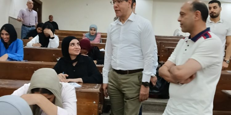 رئيس جامعة بنها يتفقد سير الامتحانات بكلية علوم الرياضة ويشيد بانتظام اللجان