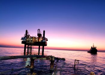 شركة خدمات البترول البحرية (PMS) تبدأ تنفيذ أعمال إنزال الخط البحري الأول بمشروع المرحلة الرابعة لتنمية حقل غاز كاموس البحري