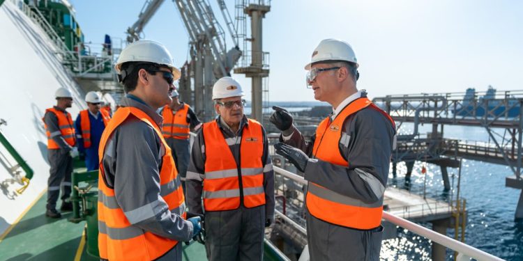 من سفن التغييز بالعين السخنة.. وزير البترول والثروة المعدنية يؤكد على الجاهزية الكاملة لتأمين احتياجات الدولة من الغاز خلال الصيف