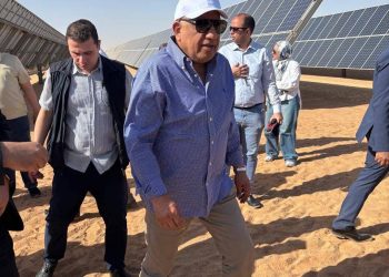 وزير الكهرباء فى زيارة ميدانية إلى مجمع بنبان للطاقة الشمسية