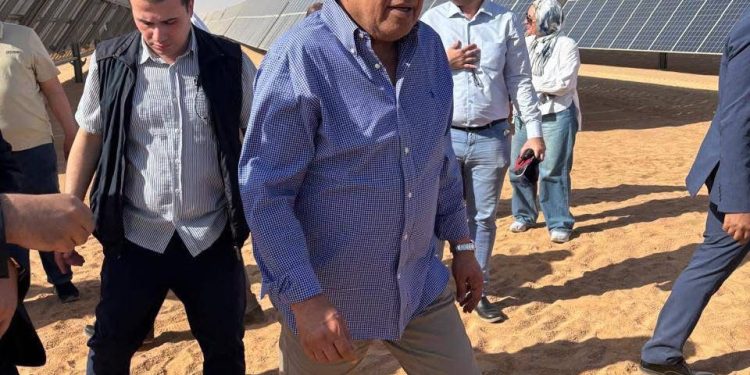 وزير الكهرباء فى زيارة ميدانية إلى مجمع بنبان للطاقة الشمسية