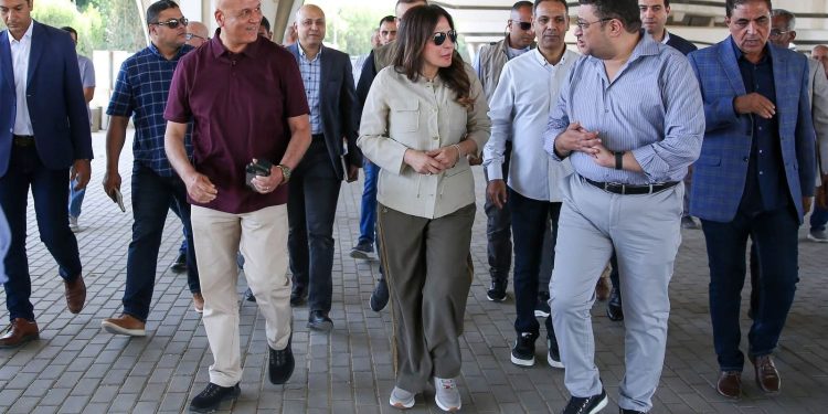 وزيرة الإسكان تتفقد أعمال ربط خطوط الصرف الرئيسية بمدينة القاهرة الجديدة المتجهة إلى محطة الجبل الأصفر