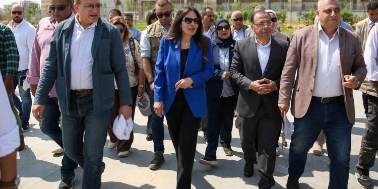 وزيرة الإسكان تقوم بجولة تفقدية موسعة بمشروع “حدائق تلال الفسطاط” وتعقد اجتماعًا مع الشركات المنفذة والاستشاريين ومسؤولي المشروع