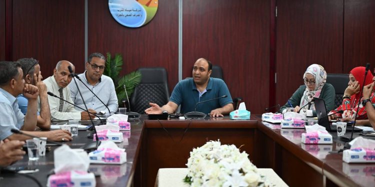 رئيس مياه الشرب بالجيزة يبحث تطوير أغطية مطابق الصرف الصحي وشبكات الحماية لتعزيز سلامة المواطنين
