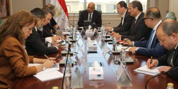وزير الكهرباء يبحث مع وفد البنك الأوروبى لإعادة الإعمار والتنمية سبل دعم وتعزيز الشراكة والتعاون في مختلف المجالات