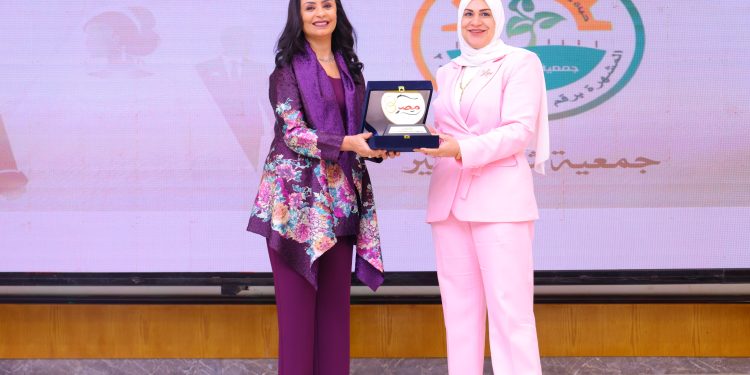 وزيرة التضامن الاجتماعي تكرم جمعية “شبرا الخير” لمساهمتها في مبادرة «فرحة مصر»