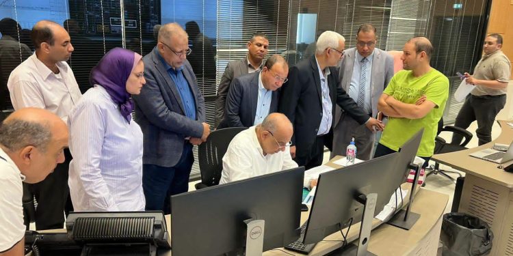 فى زيارة ميدانية … الدكتور محمود عصمت يتابع سير العمل فى المركز القومي للتحكم في الطاقة