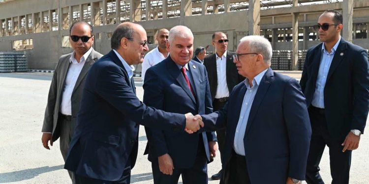 نائب رئيس الوزراء للشؤون الاقتصادية يجري زيارة ميدانية لشركة “سيجوارت” الرائدة في صناعة الفلنكات الخرسانية