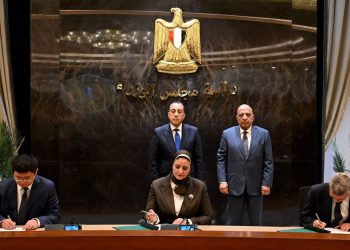 رئيس الوزراء يشهد مراسم توقيع مذكرة تفاهم لإنشاء أول مصنع لتوربينات الرياح