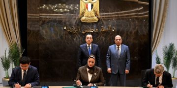 رئيس الوزراء يشهد مراسم توقيع مذكرة تفاهم لإنشاء أول مصنع لتوربينات الرياح