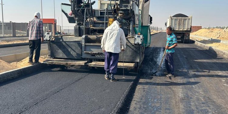 العاشر من رمضان تواصل رفع كفاءة شبكة الطرق والمحاور الرئيسية بالمناطق السكنية والصناعية