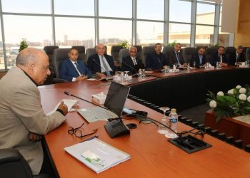 وزير الكهرباء يجتمع بأساتذة الجامعات والخبراء في مجالات الطاقة المتجددة لبحث العمل المشترك والاستفادة من الدراسات العلمية