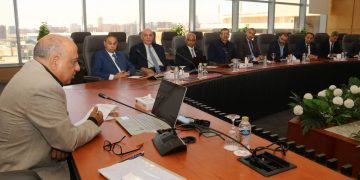 وزير الكهرباء يجتمع بأساتذة الجامعات والخبراء في مجالات الطاقة المتجددة لبحث العمل المشترك والاستفادة من الدراسات العلمية