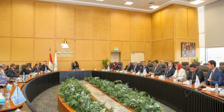 وزيرة الإسكان تلتقي ممثلي جمعية مستثمري ومجلس أمناء العاشر من رمضان لبحث سبل دعم التنمية الصناعية والاستثمارية والخدمات بالمدينة