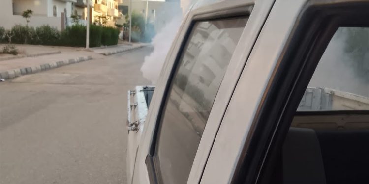 العاشر من رمضان تكثف أعمال الرش ومكافحة الحشرات للحفاظ على الصحة العامة بالأحياء السكنية