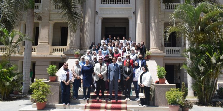رئيس جامعة بنها يستعرض مشاريع تخرج طلاب قسم الاعلان والطباعة والنشر بالفنون التطبيقية