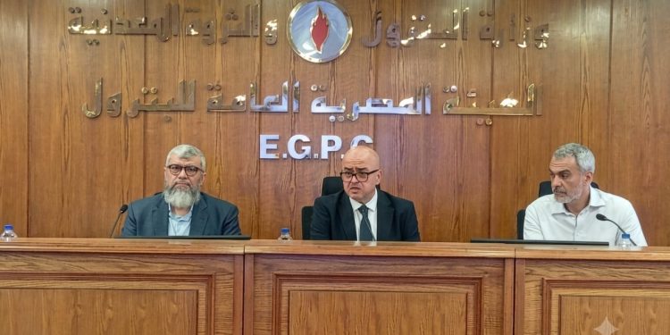 ضمن حلول استدامة التشغيل.. هيئة البترول تستضيف لقاء موسع لمناقشة استخدام تقنية الغمر الحرارى لتأمين كفاءة تشغيل مراكز البيانات