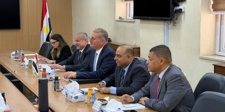وزير البترول والثروة المعدنية يبحث مع نظيره الأردني تعزيز التكامل في الطاقة والتعدين وفتح آفاق جديدة للشراكات