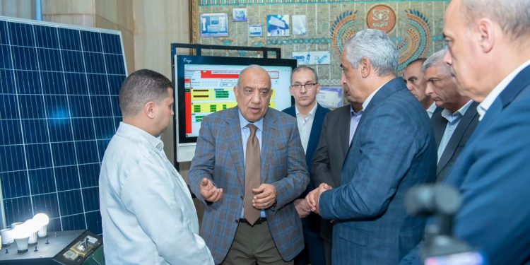 وزير الدولة للإنتاج الحربي يستقبل وزير الكهرباء ومحافظ القليوبية في “بنها للصناعات الإلكترونية” لتفقد خطوط الإنتاج وبحث سبل تعزيز التعاون المشترك في المجالات البحثية والطاقة المتجددة