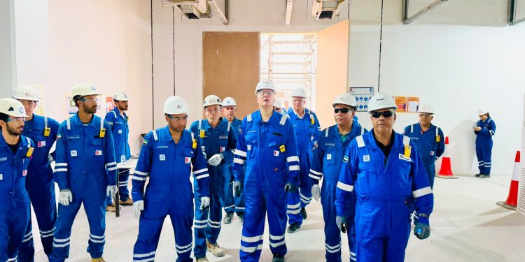 وزير البترول والثروة المعدنية يتفقد موقع عمل بتروجت في تنفيذ أحد مشروعات البنية التحتية بحقول النفط في الإمارات