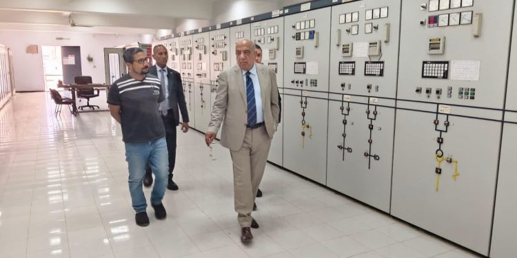 فى زيارة ميدانية مفاجئة.. وزير الكهرباء  يتفقد محطة محولات القاهرة الجديدة جهد 220\66\22 ك.ف سعة 675 ميجافولت أمبير ويتابع استقرار الشبكة القومية للكهرباء في مناطق شرق القاهرة