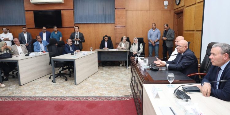 رئيس «القابضة للمياه» يلتقي العاملين بالشركة ويؤكد: حقوق العاملين أولوية… ونعمل جميعًا بروح الفريق لتحقيق صالح الجميع