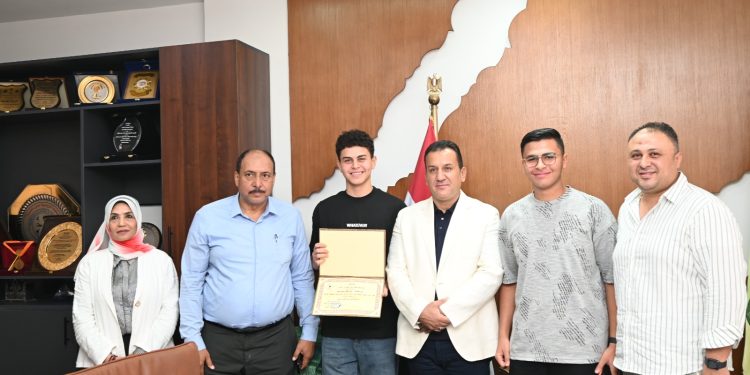 رئيس جهاز تنمية مدينة العاشر من رمضان يكرّم أوائل الشرقية والمتميزين في القراءة.. دعمًا للتعليم والثقافة