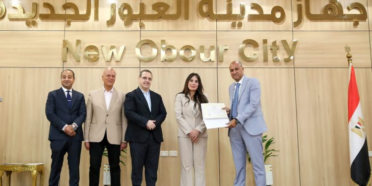 وزيرة الإسكان تسلم عقود توفيق أوضاع الأراضي المضافة بمدينتي العبور الجديدة والشروق