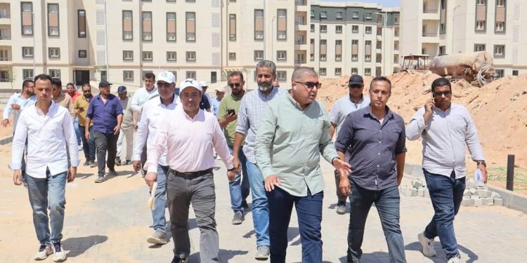 وزيرة الإسكان تتابع موقف تنفيذ عدد من المشروعات وملفات العمل بمدينتي العاشر من رمضان وحدائق العاشر من رمضان