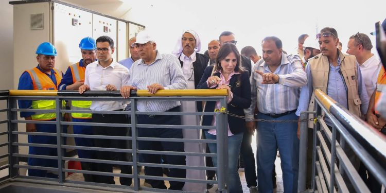 خلال جولتهما اليوم.. وزيرة الإسكان ومحافظ مطروح يتفقدان رافع مياه الشرب “ابني بيتك” بالمحافظة