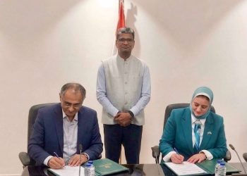 المصرية لنقل الكهرباء توقع عقدًا مع BAJEL Projects الهندية لتنفيذ خطوط نقل كهرباء لتفريغ قدرات طاقة الرياح بخليج السويس